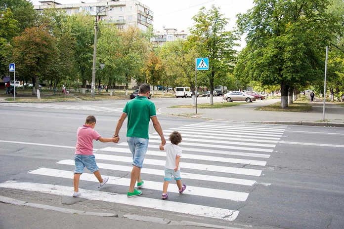 Namų darbai tėvams: kaip moksleivius apsaugoti nuo piktavalių žmonių ir eismo pavojų
