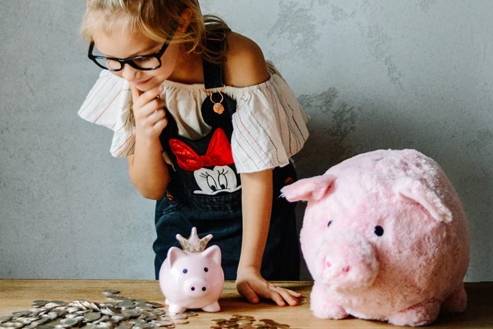 Kaip išmokyti vaikus elgtis su pinigais: 10 specialisto patarimų