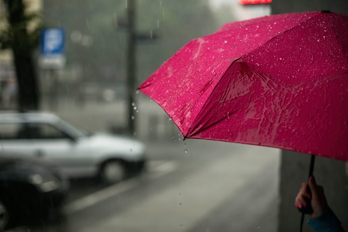 Šalį merkiant lietui, prekybininkai skaičiuoja išaugusius skėčių pardavimus