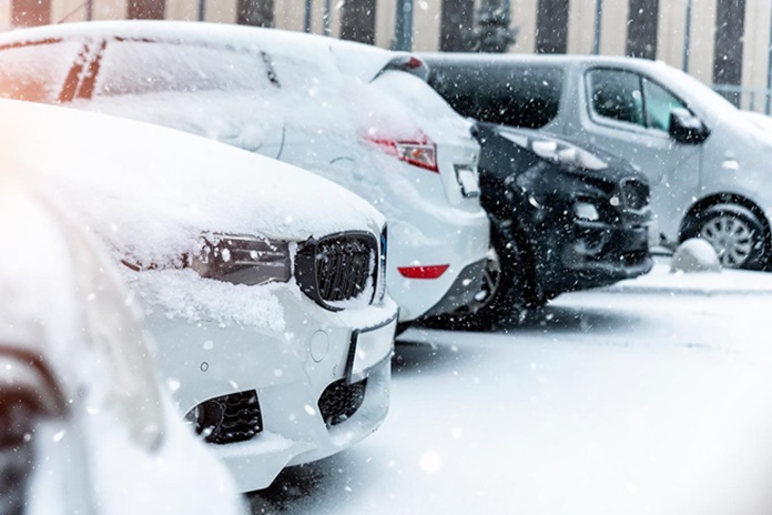 Sniegas ir apsipirkimo karštinė augina nuostolius vairuotojams stovėjimo aikštelėse