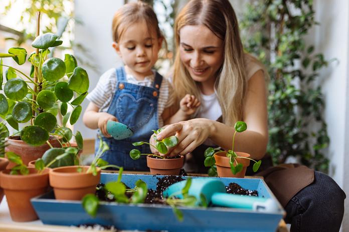 Mažieji pagalbininkai noriau kibs į darbus darže ar sode: 5 „Iki“ patarimai turintiems mažų vaikų
