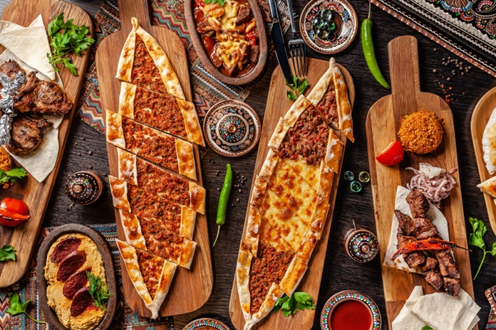 Turkijos kulinarijos lobiai: nuo tradicinio Testi kebabo iki lahmacun – skonių įvairovė kiekvienam gurmanui. Nuotrauka iš Shutterstock.