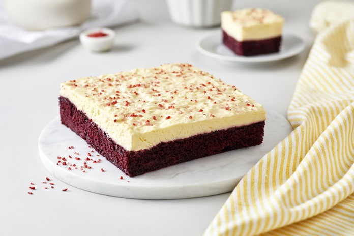 Kreminis braunis „Red Velvet“ – amerikietiška klasika su kakava ir maskarponės kremu.